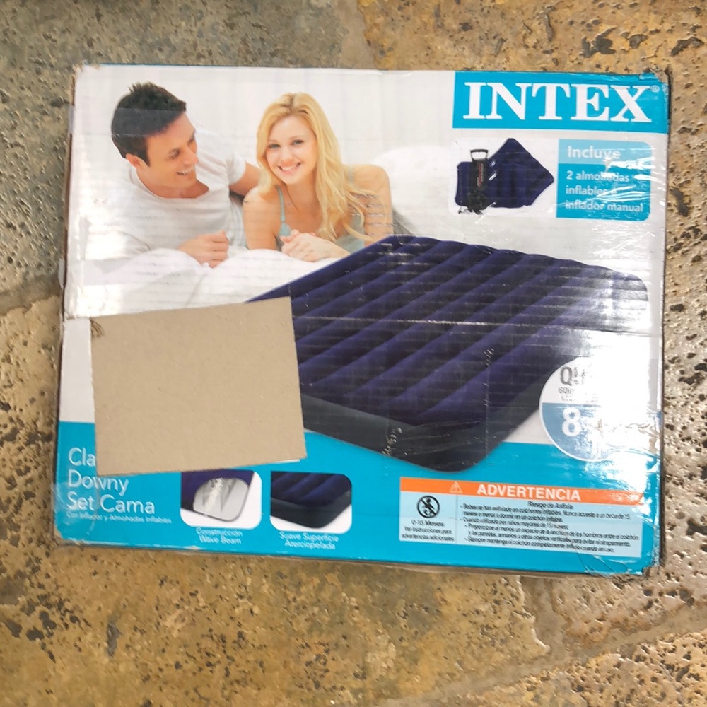 Blow up mattress Queen, BRANDNEW, 2-pillows w/pump